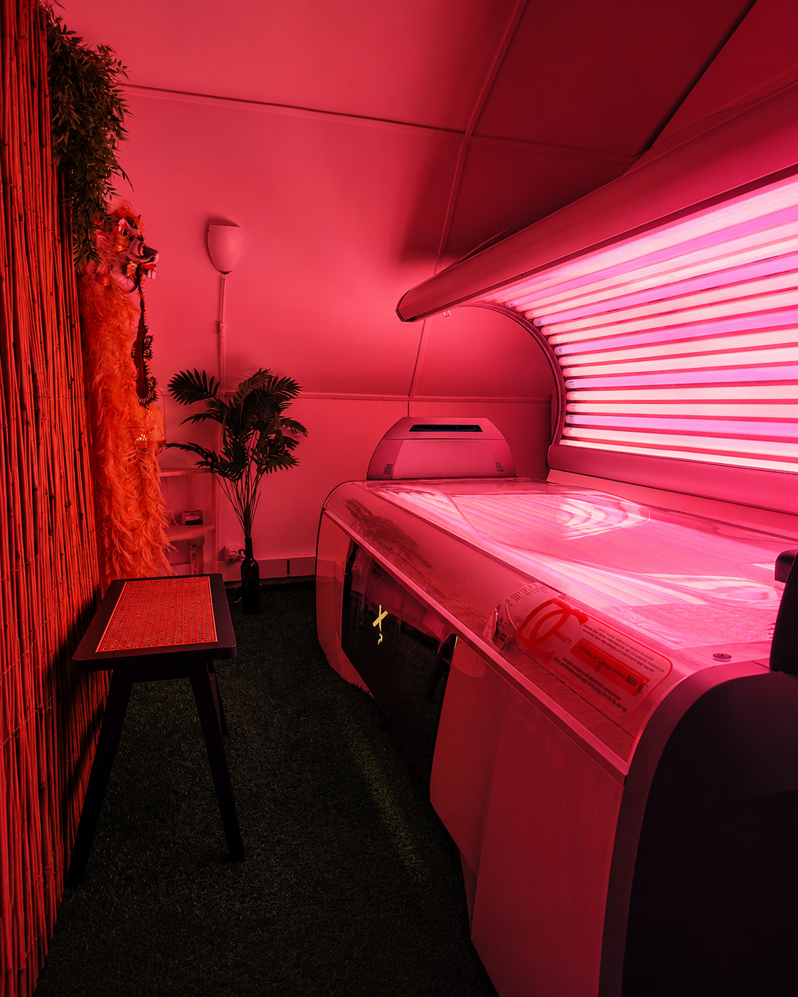 Liggande Luxura-solarium i ett av Solportalens rum